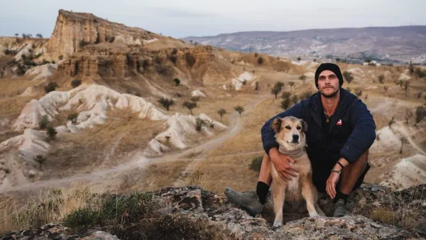 El hombre que dio la vuelta al mundo a pie en compañía de su fiel mascota